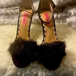 Fabric & faux fur Betsy Johnson black straps heels size 6.5B